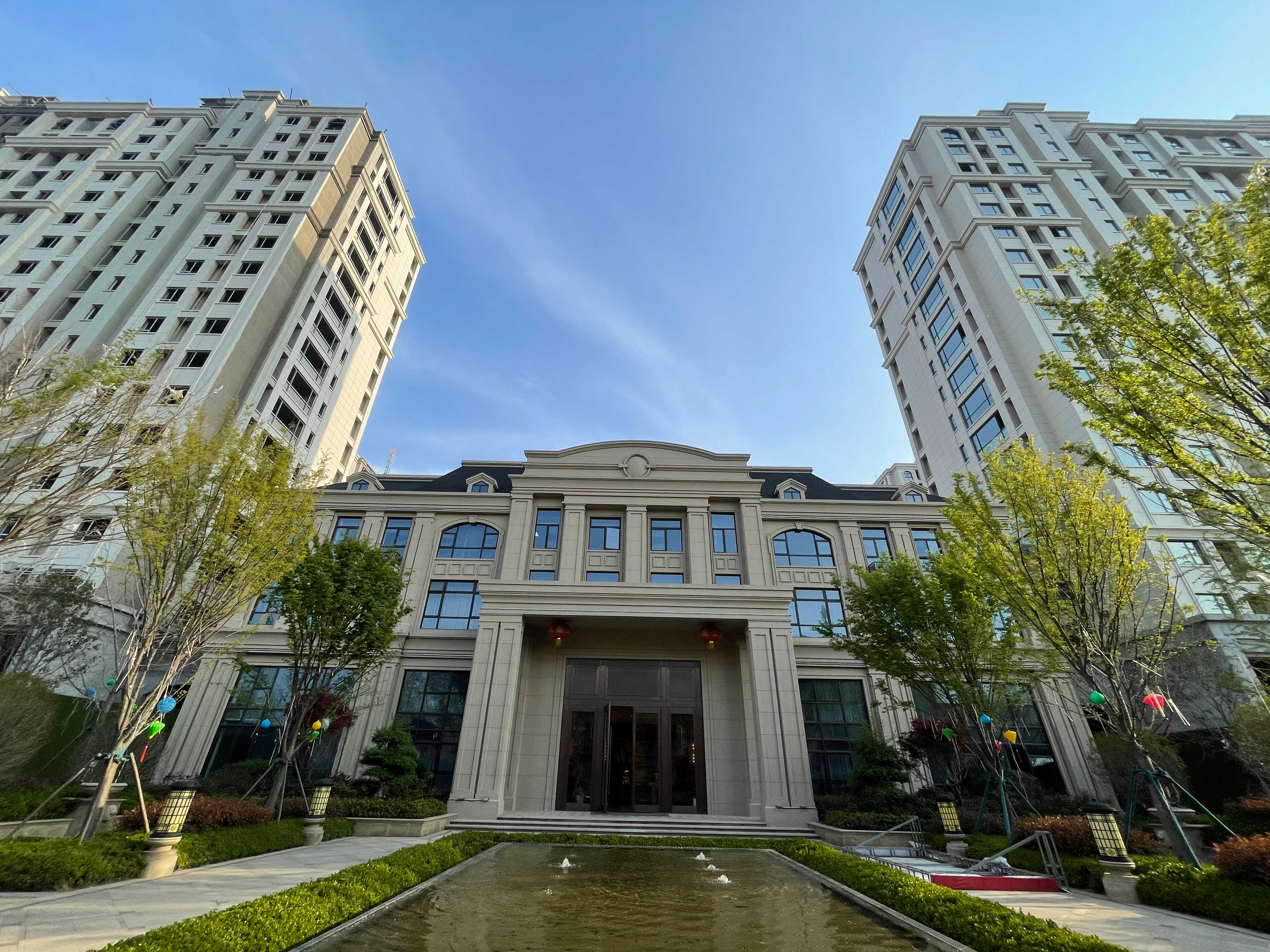 ZKO中凱 保溫隔熱厚層膩?zhàn)?/>
		</div>
		<strong>產(chǎn)品簡(jiǎn)介：</strong>
		<article><p>K720中凱保溫膩?zhàn)邮侵袆P反射隔熱涂料外墻保溫系統(tǒng)的配套專用產(chǎn)品，以水泥為膠凝基料，保溫材料選用輕質(zhì)砂及空心玻璃微珠添加特殊的聚合物和添加劑配制而成，除符合中凱外墻膩?zhàn)痈黜?xiàng)指標(biāo)，該產(chǎn)品具有干密度低，導(dǎo)熱系數(shù)較小等特點(diǎn)，對(duì)發(fā)射隔熱涂料具有非常良好的節(jié)能補(bǔ)充作用。</p><p><br/></p></article>
		<article><p style=