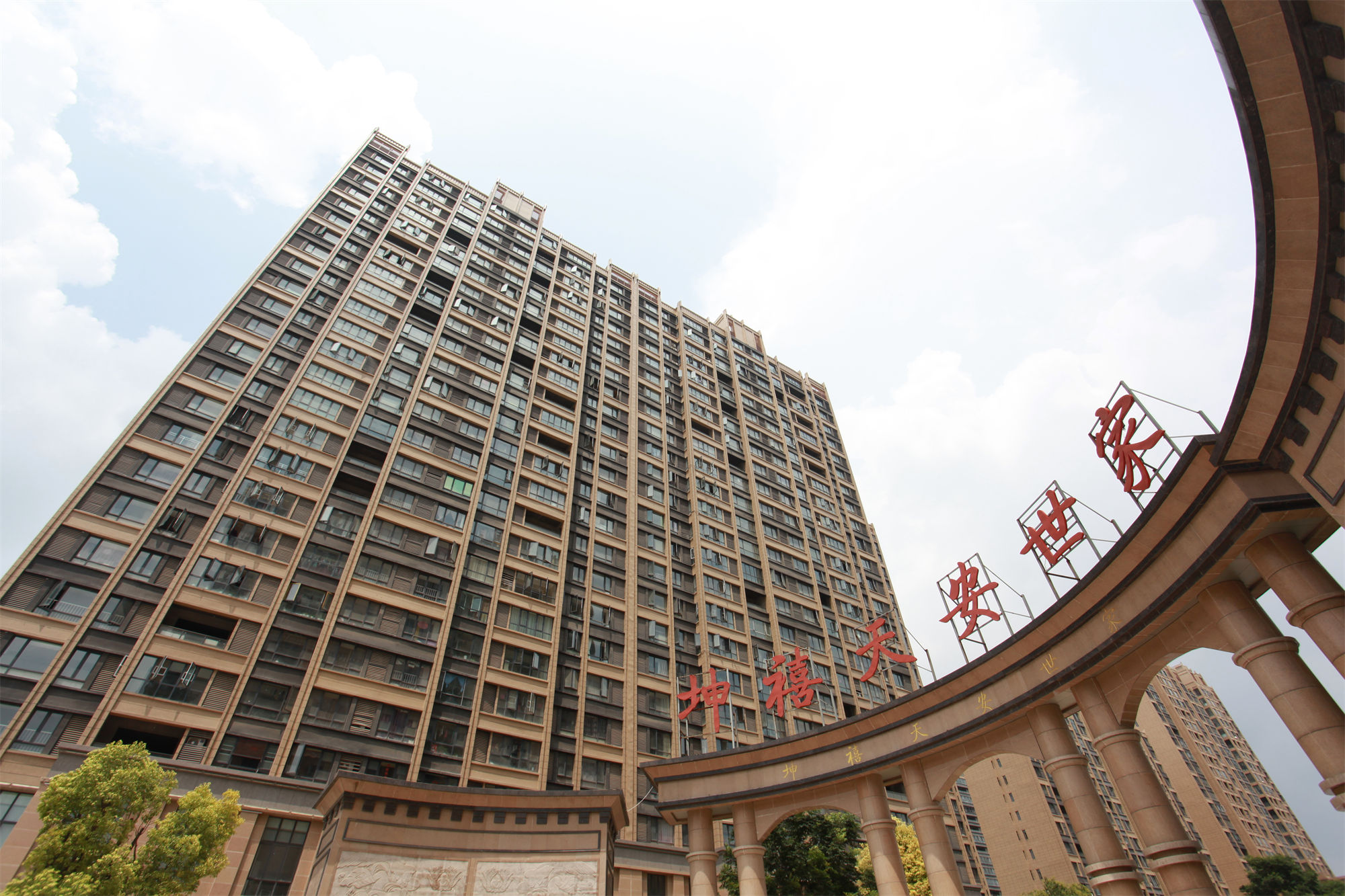 ZKO中凱 外墻填平膩?zhàn)?/>
		</div>
		<strong>產(chǎn)品簡介：</strong>
		<article><p>K909外墻平底膩?zhàn)邮墙ㄖ苛吓涮椎幕奶幚聿牧?，采用水泥，精選細(xì)得料及聚合物添加劑合理配制而成。</p></article>
		<article><p style=